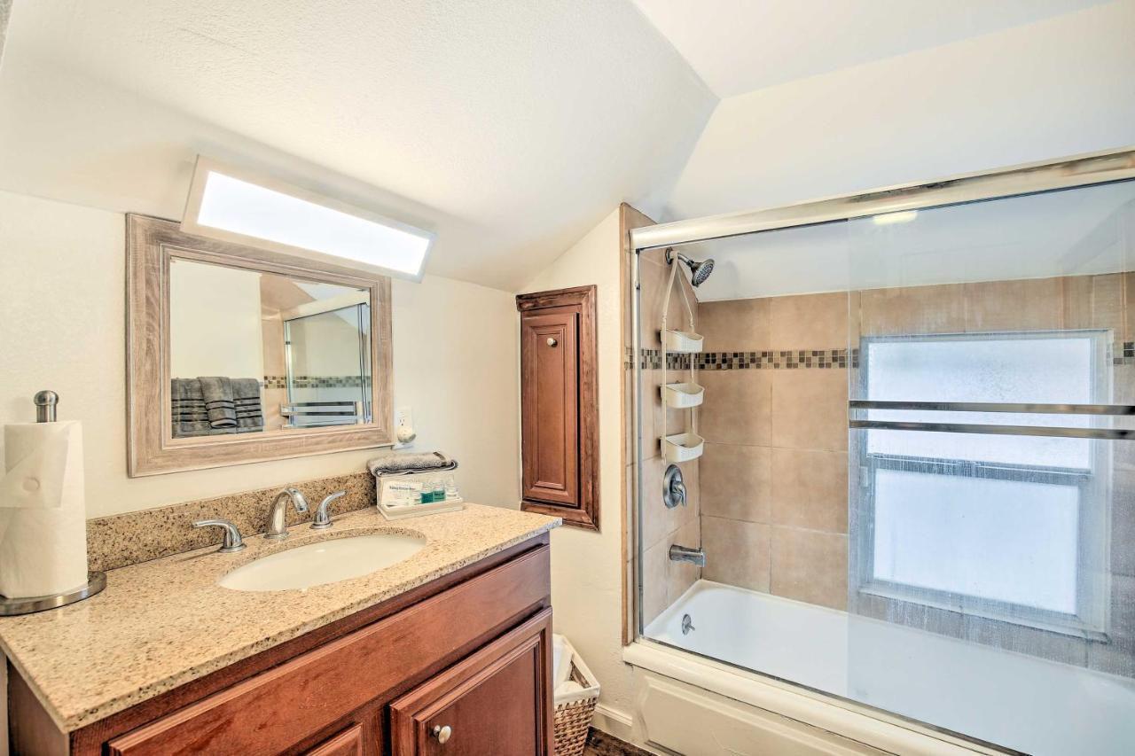 Holiday home Fully Remodeled Downtown Long Home!