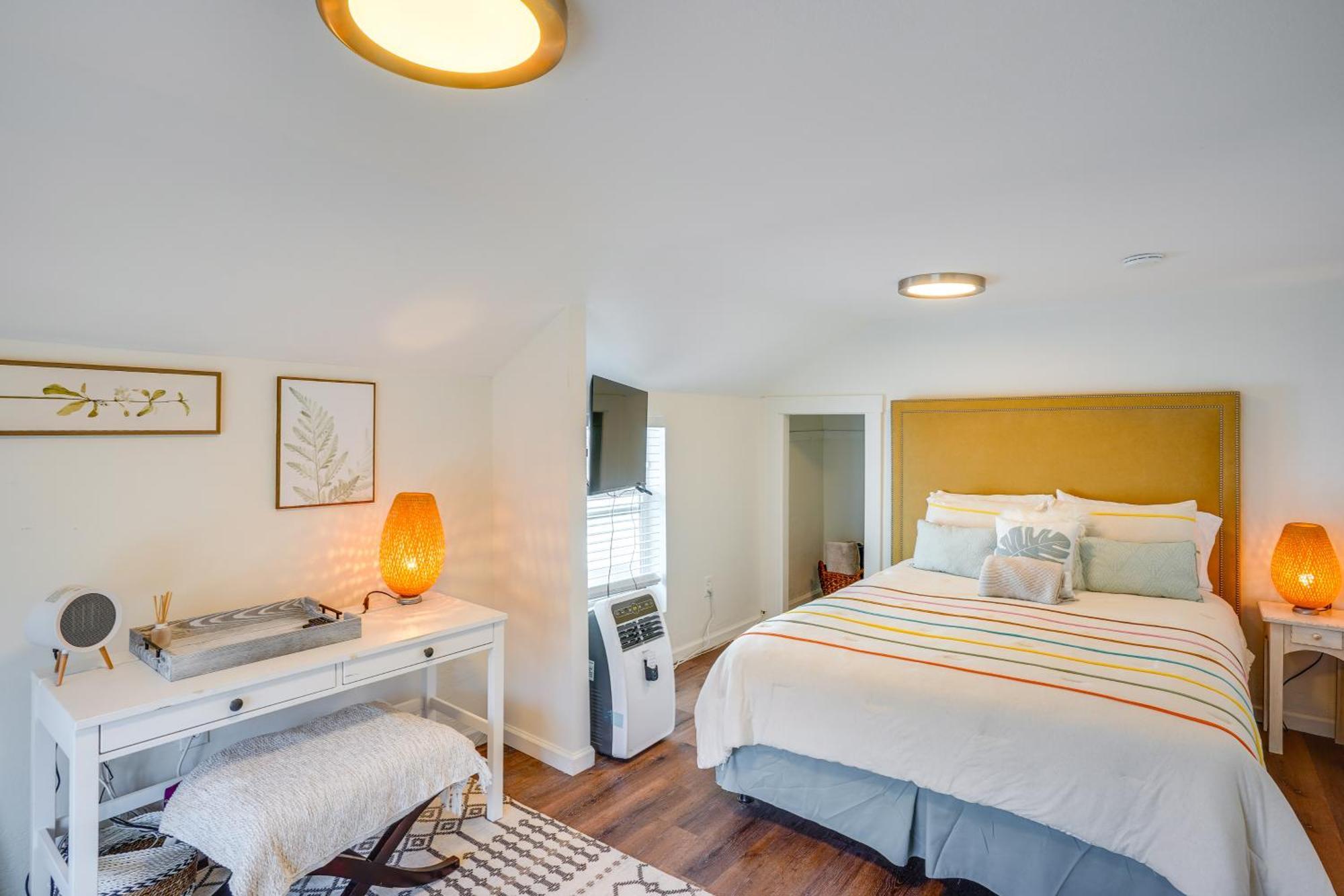 Holiday home Fully Remodeled Downtown Long Home!